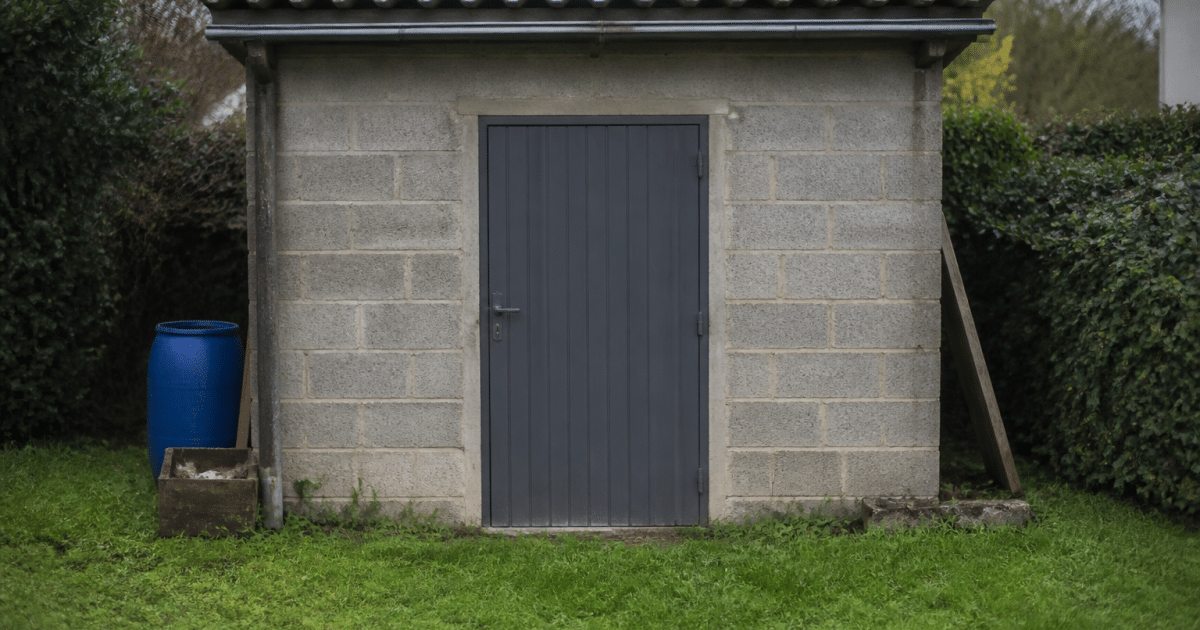 petit abri de jardin gris en parpaing vue de face