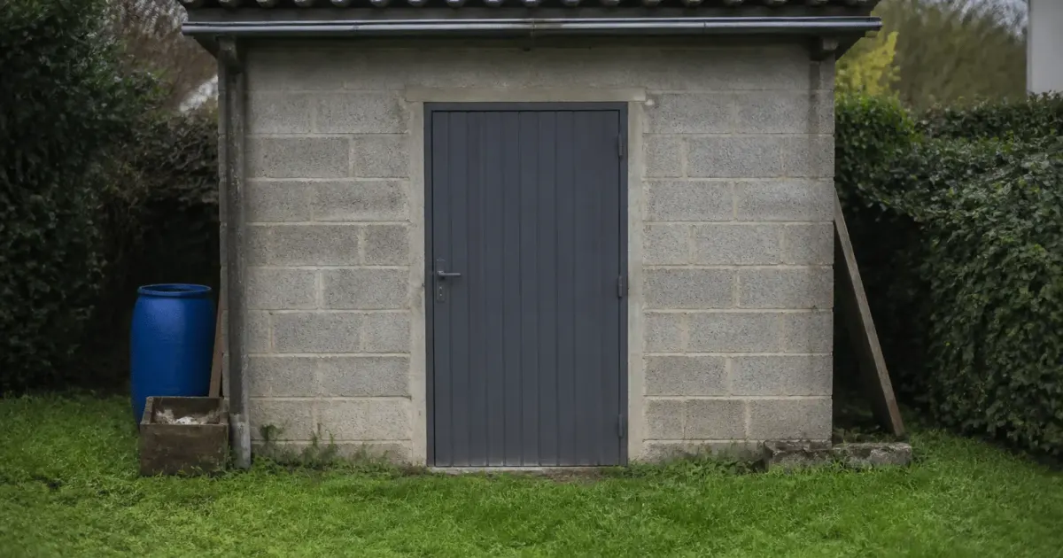 petit abri de jardin gris en parpaing vue de face