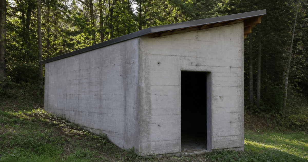 Petit batiment beton gris toiture inclinee simple pente