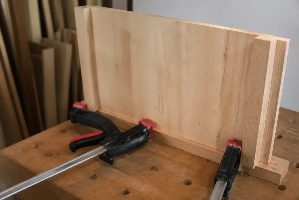 Panneaux bois assembles avec vis et serre-joints