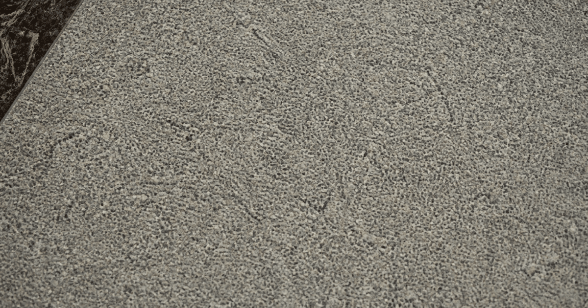 Surface de beton desactive grise posee au sol vue de haut