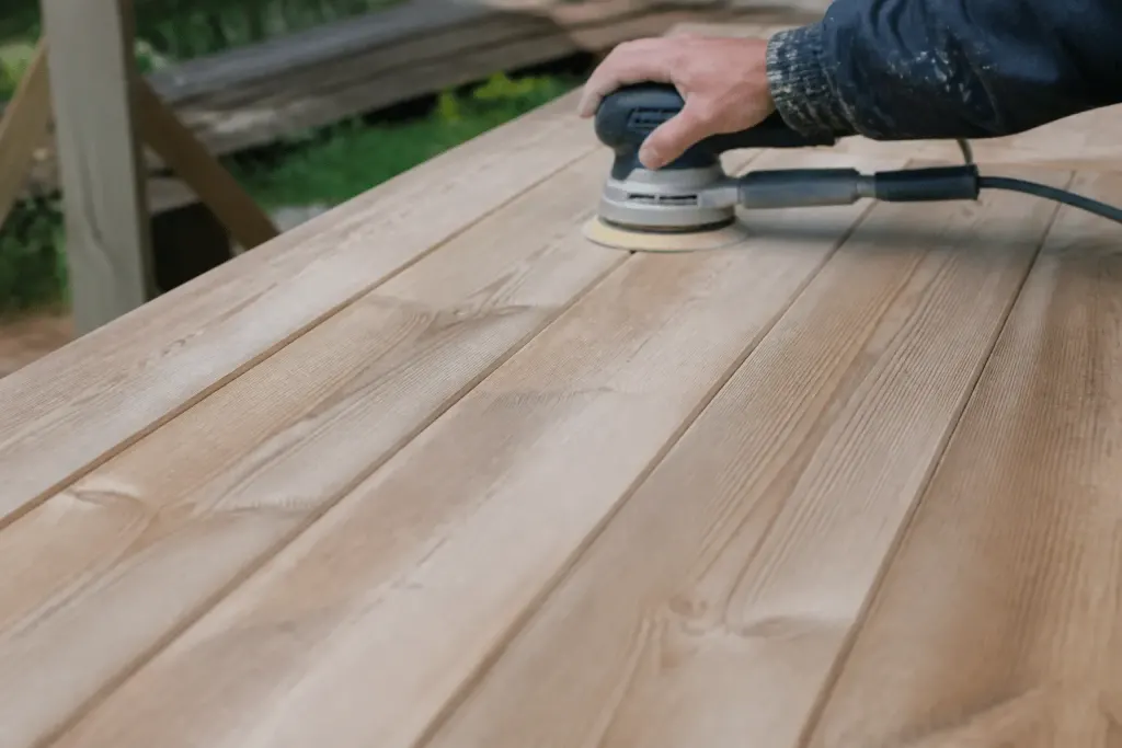 Bois sable avec ponceuse avant application traitement exterieur