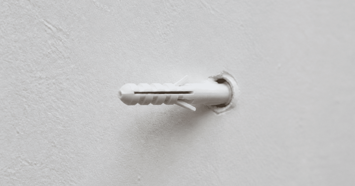 Cheville plastique insertee horizontalement dans plaque platre blanche