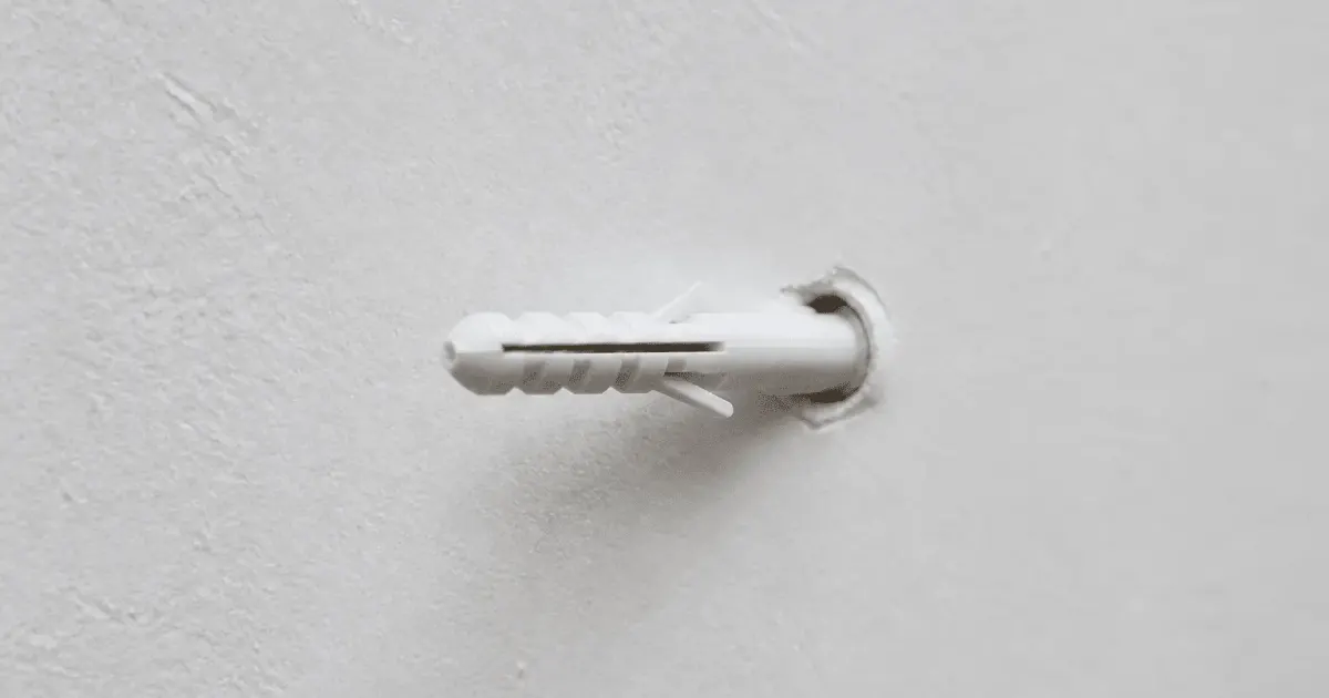 Cheville plastique insertee horizontalement dans plaque platre blanche