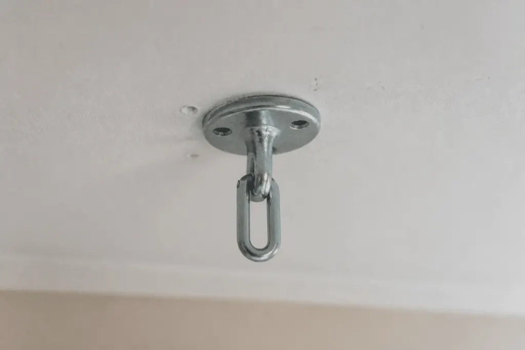 Cheville metallique renforcee fixee au plafond en placoplatre blanc