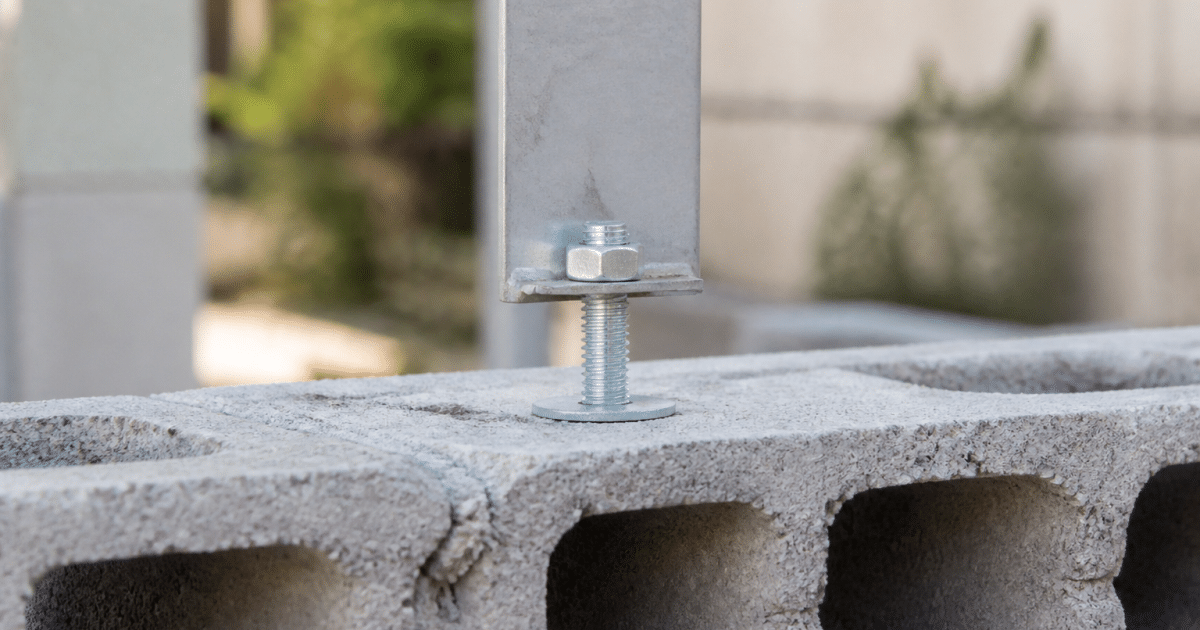 Cheville metallique inseree dans bloc beton creux supportant charge