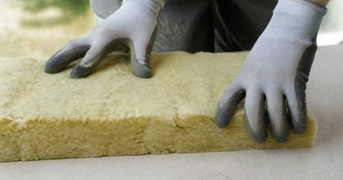 Mains gantees tenant isolant fibreux sur surface plane