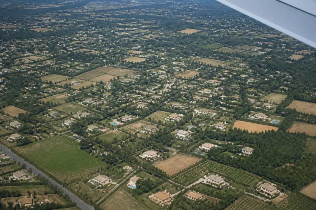 Carte aerienne montrant quartiers disperses ville provencale