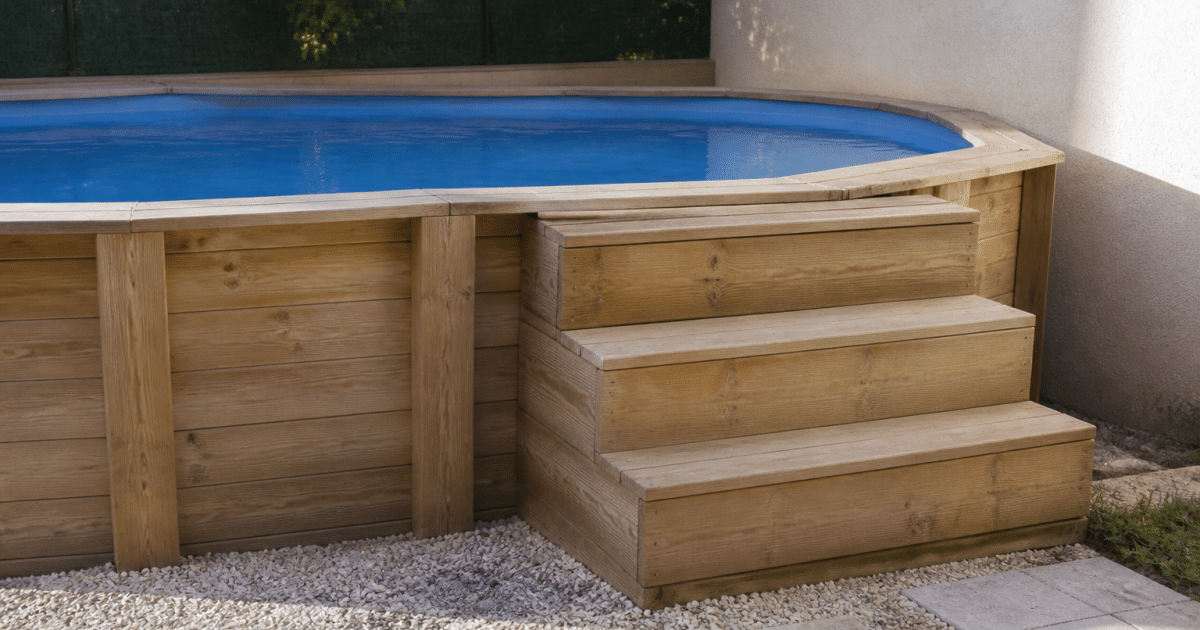 Marches en bois adossees a piscine hors sol exterieure