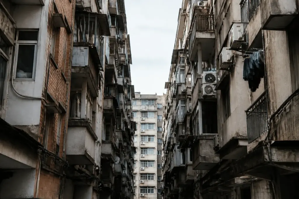 Immeubles collectifs densément serrés avec rues étroites