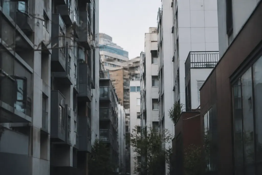 Immeubles modernes serrés avec petites rues urbaines denses