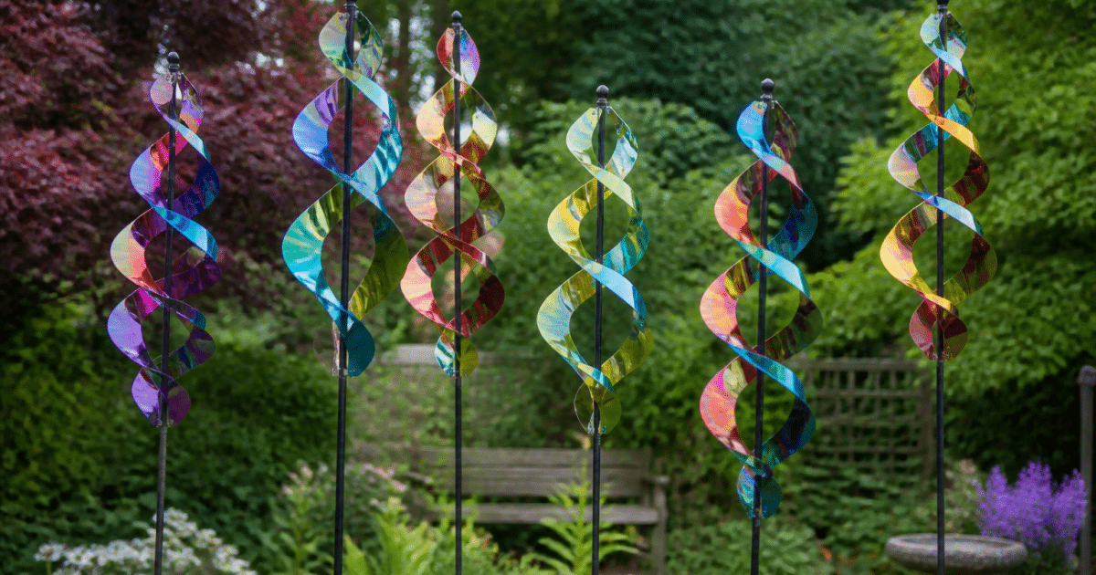 Structures colorees tournantes plantees verticalement dans jardin