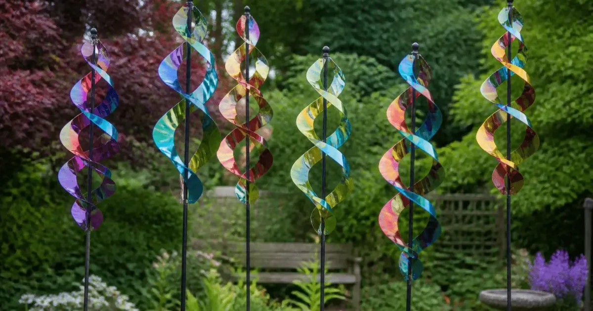 Structures colorees tournantes plantees verticalement dans jardin