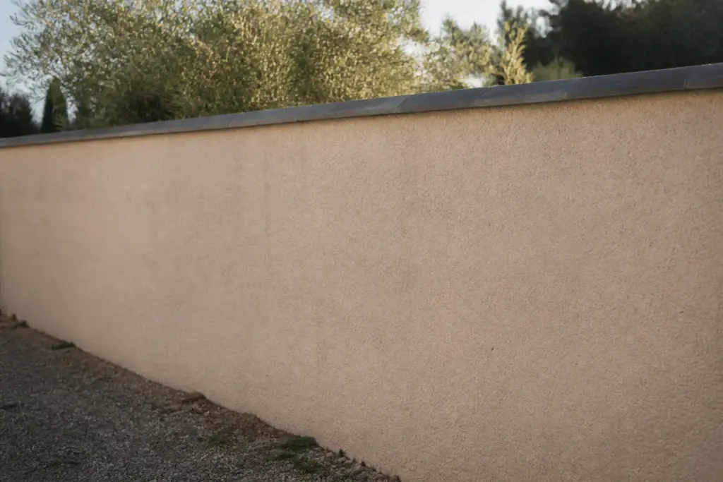 Mur de parpaings recouvert d'enduit beige protecteur