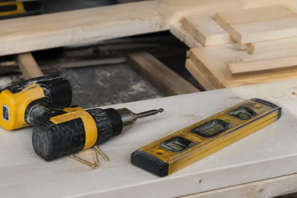 Outils de construction bois avec visseuse et niveau a bulle