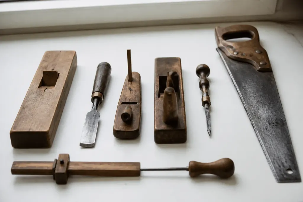 Outils de menuiserie alignes sur surface blanche avec scie