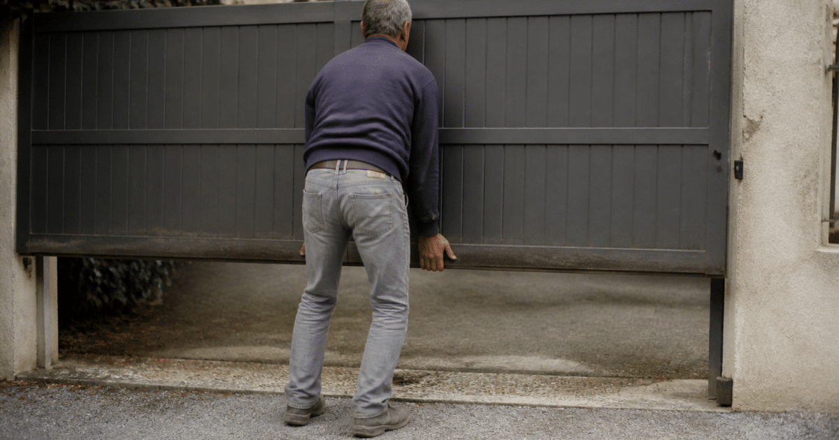 Personne soulevant manuellement portail metallique immobile sans electricite