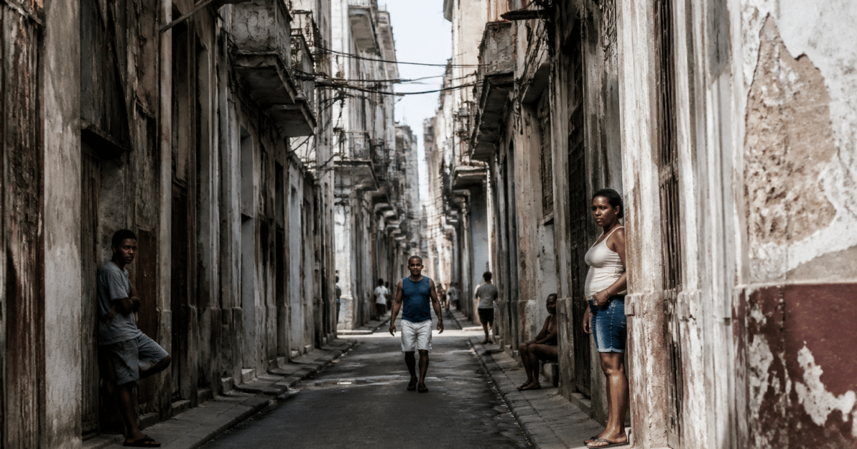 Rues sombres de quartier urbain avec immeubles delabres et habitants vigilants