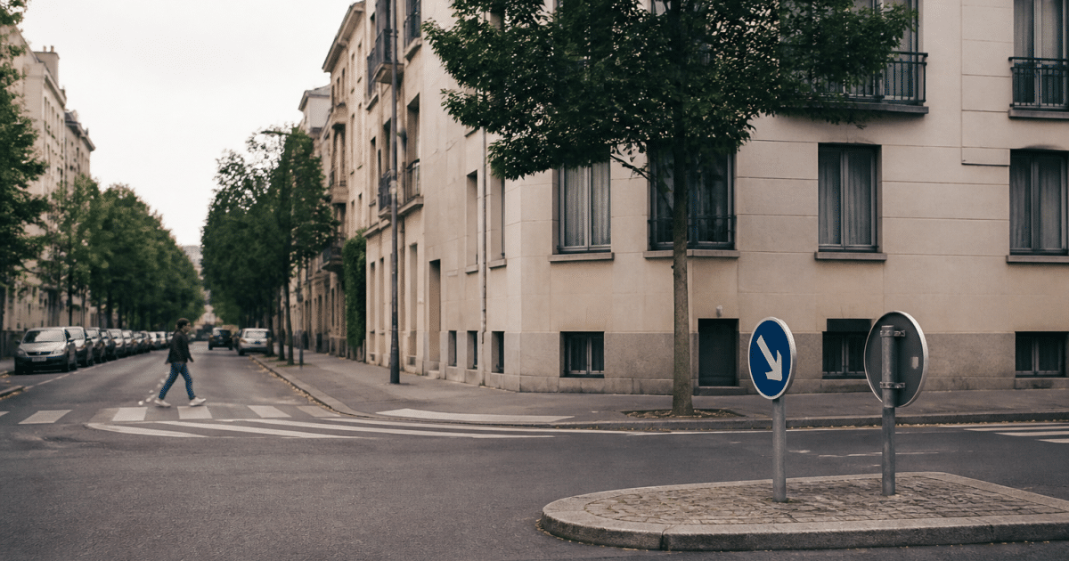 Rue urbaine avec immeubles résidentiels et panneaux de signalisation routière
