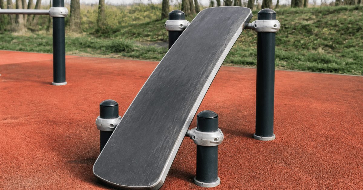 Planche inclinée fixée au sol avec barres support latérales