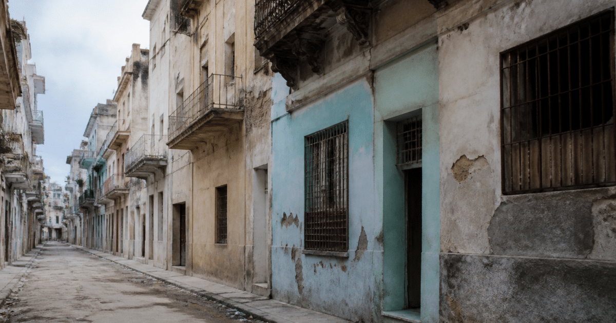 Rue urbaine déserte avec immeubles dégradés et facades ternies