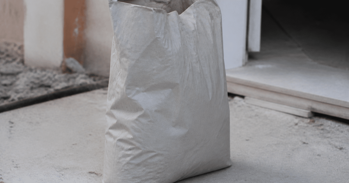 sac gris poudre ciment pose sol horizontal