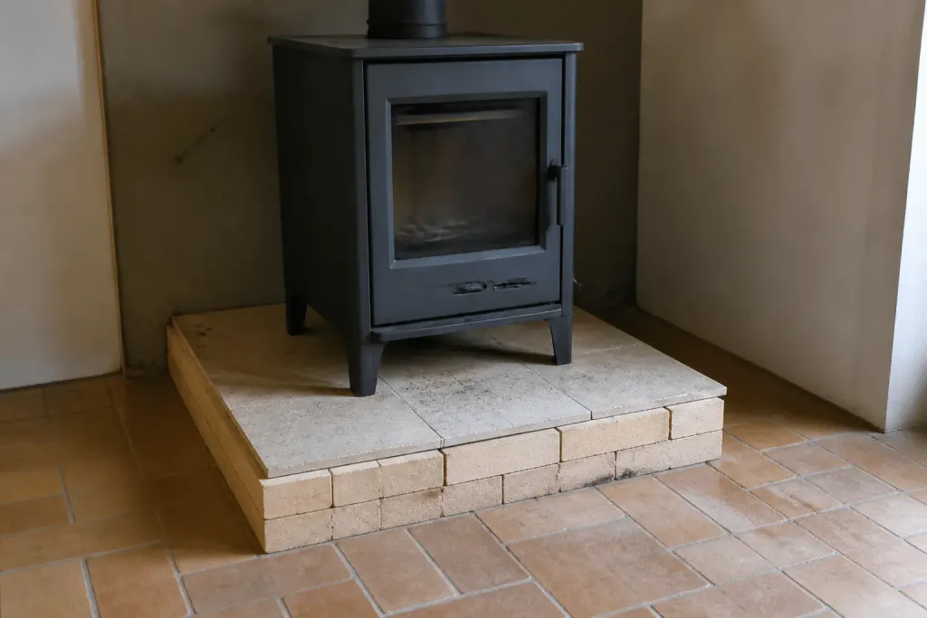 Socle de poele avec briques refractaires et plaque isolante