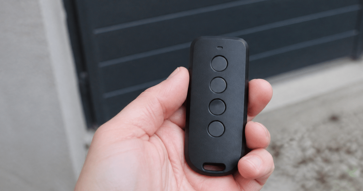 Telecommande portail noir quatre boutons alignes verticalement