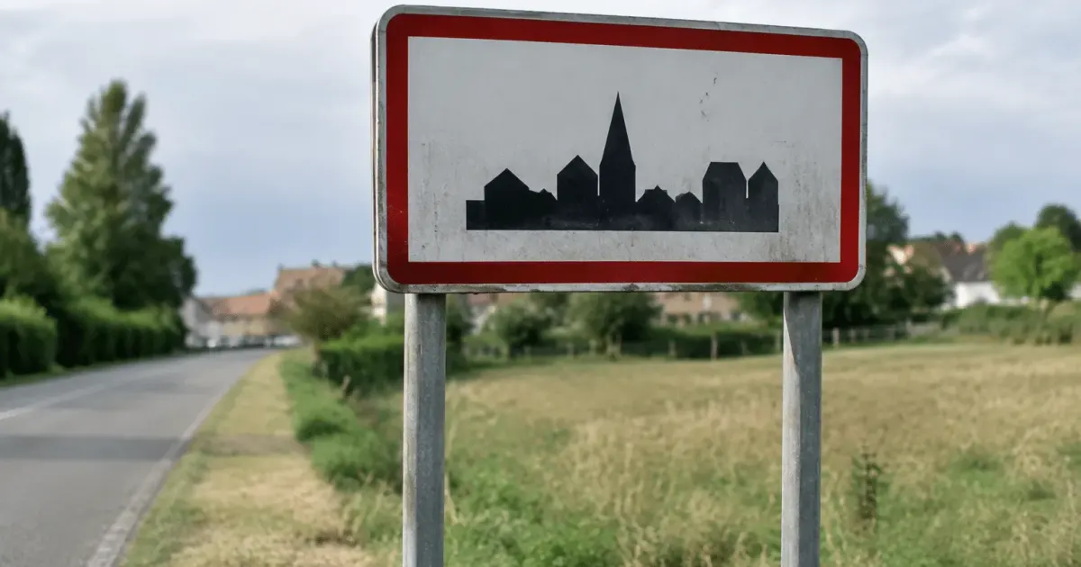 Panneau d'entrée de ville affichant population chiffre habitants
