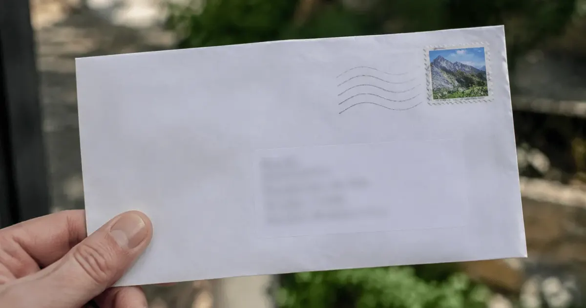 Enveloppe postal affichant numero postal ville francaise Ariege