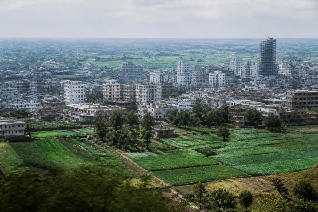 Immeubles denses au centre, champs agricoles visibles alentour