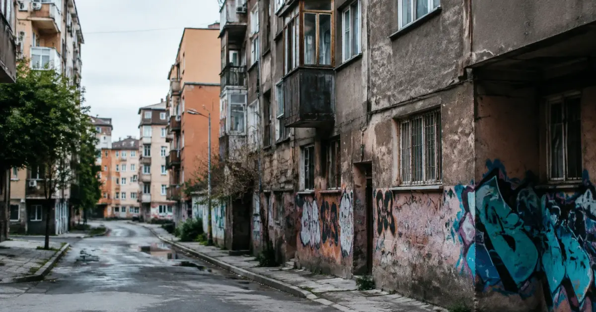 Rues desertes de quartier avec immeubles delabres et graffitis visibles