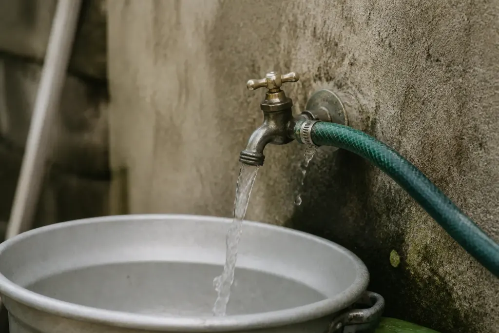 Eau coule bassine robinet tuyau desserrage