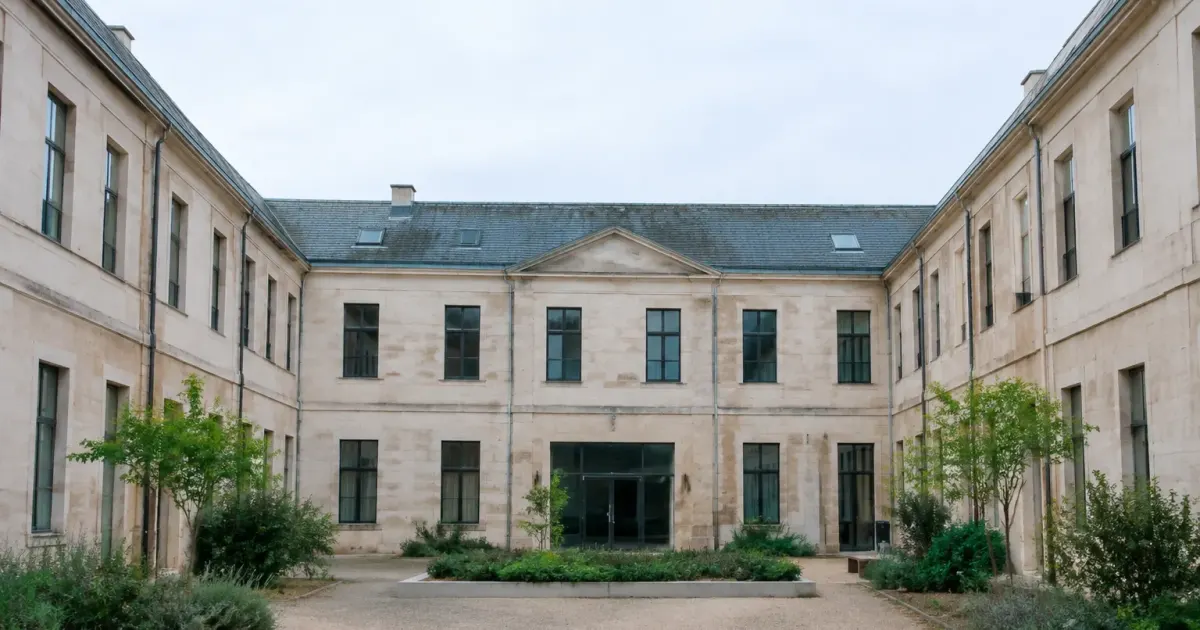 batiment en u avec cour centrale ouverte